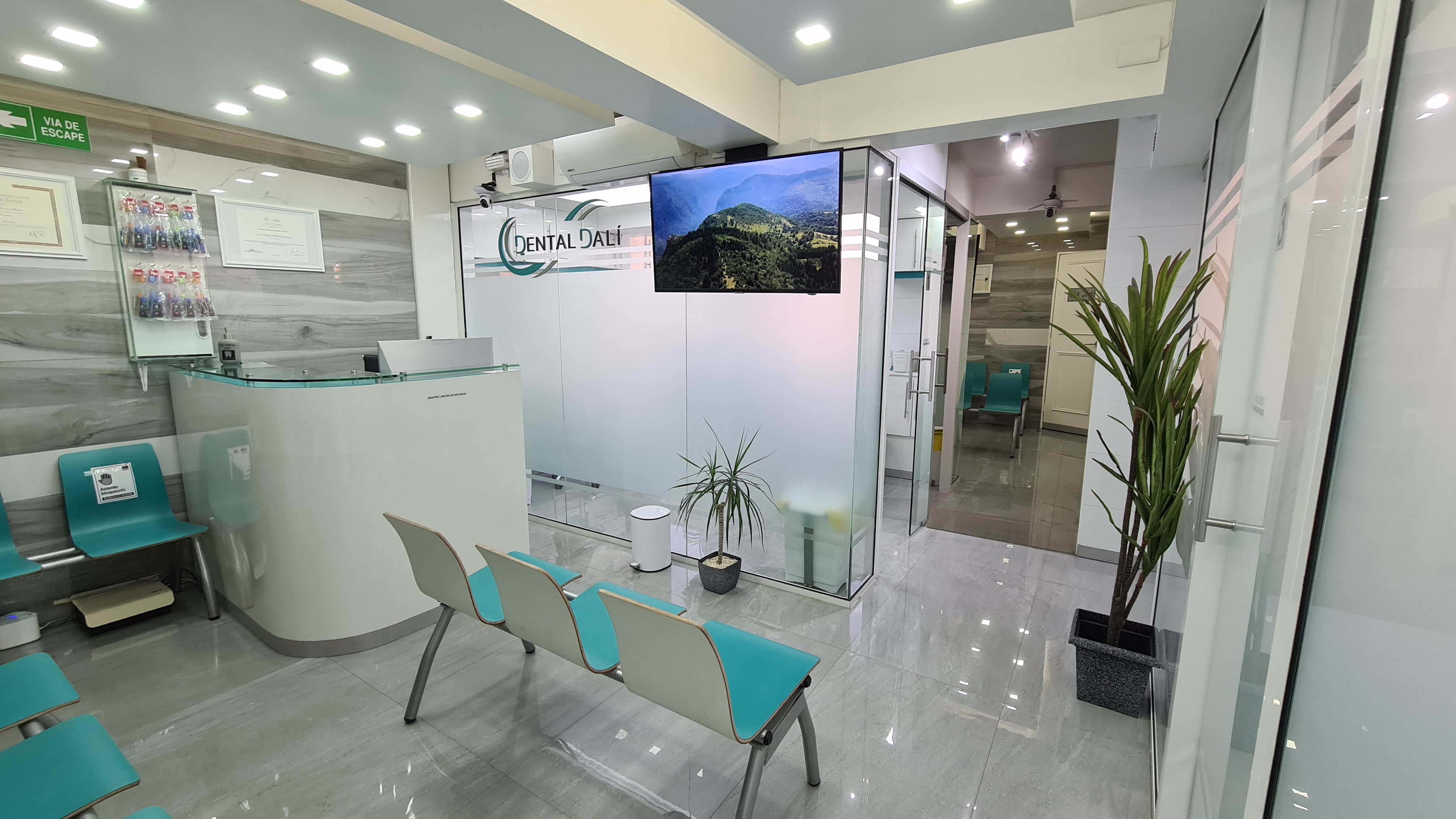 Sala de espera de clínica dental Dalí en la Florida, Santiago